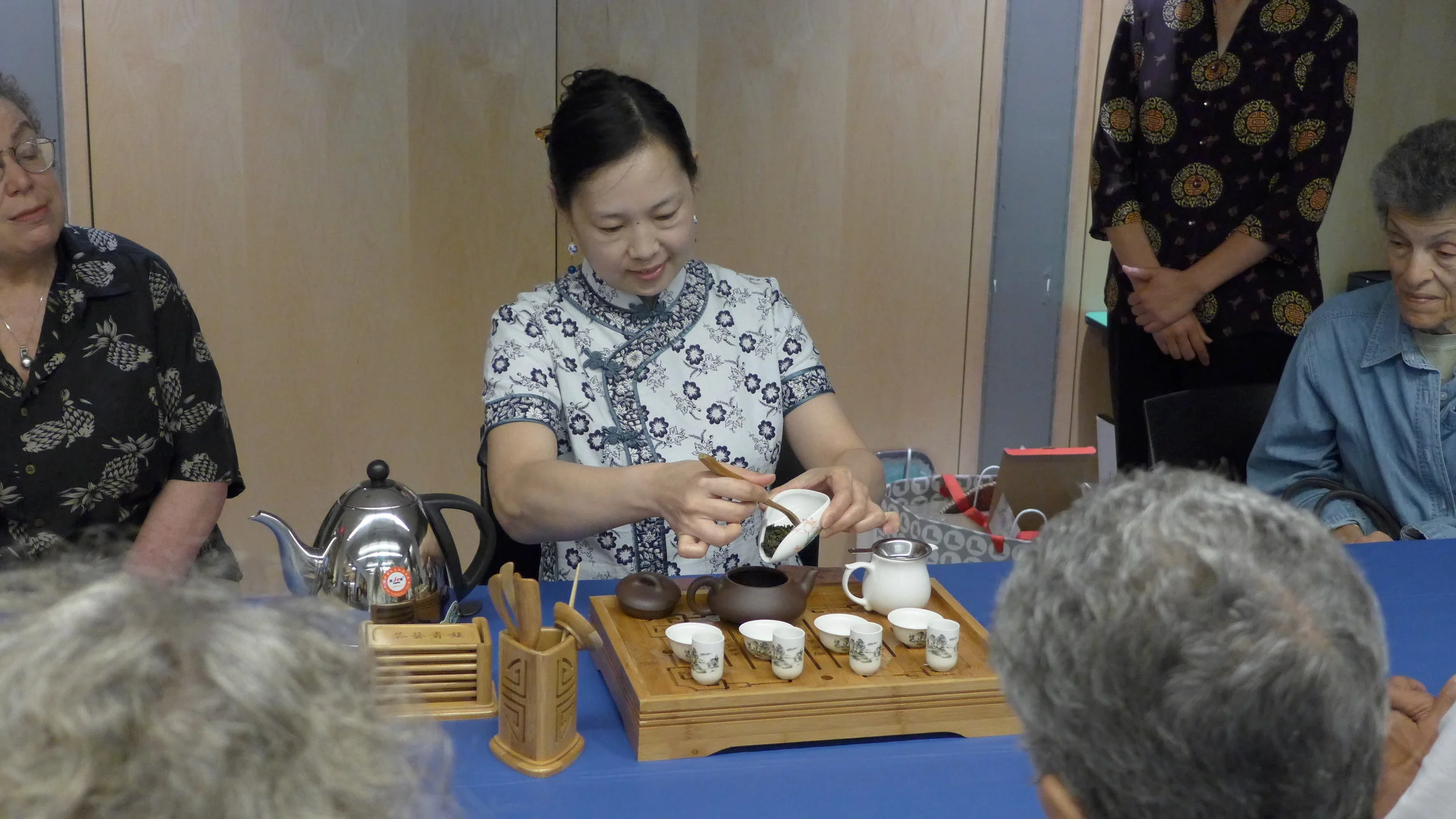 正心茶坊在大波士頓地區的多個城市圖書館舉辦中國茶文化講座與茶藝表演。