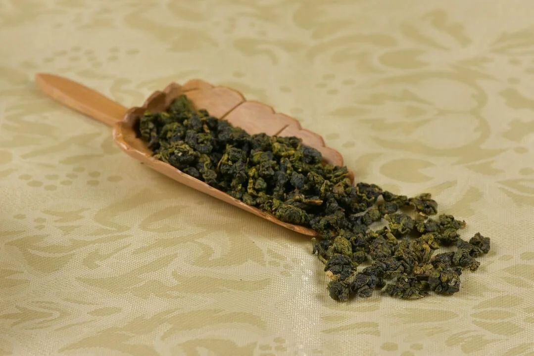 凍頂烏龍(清香型、花果香)Dongding Oolong Tea(taste: light fragrant, floral and fruity)