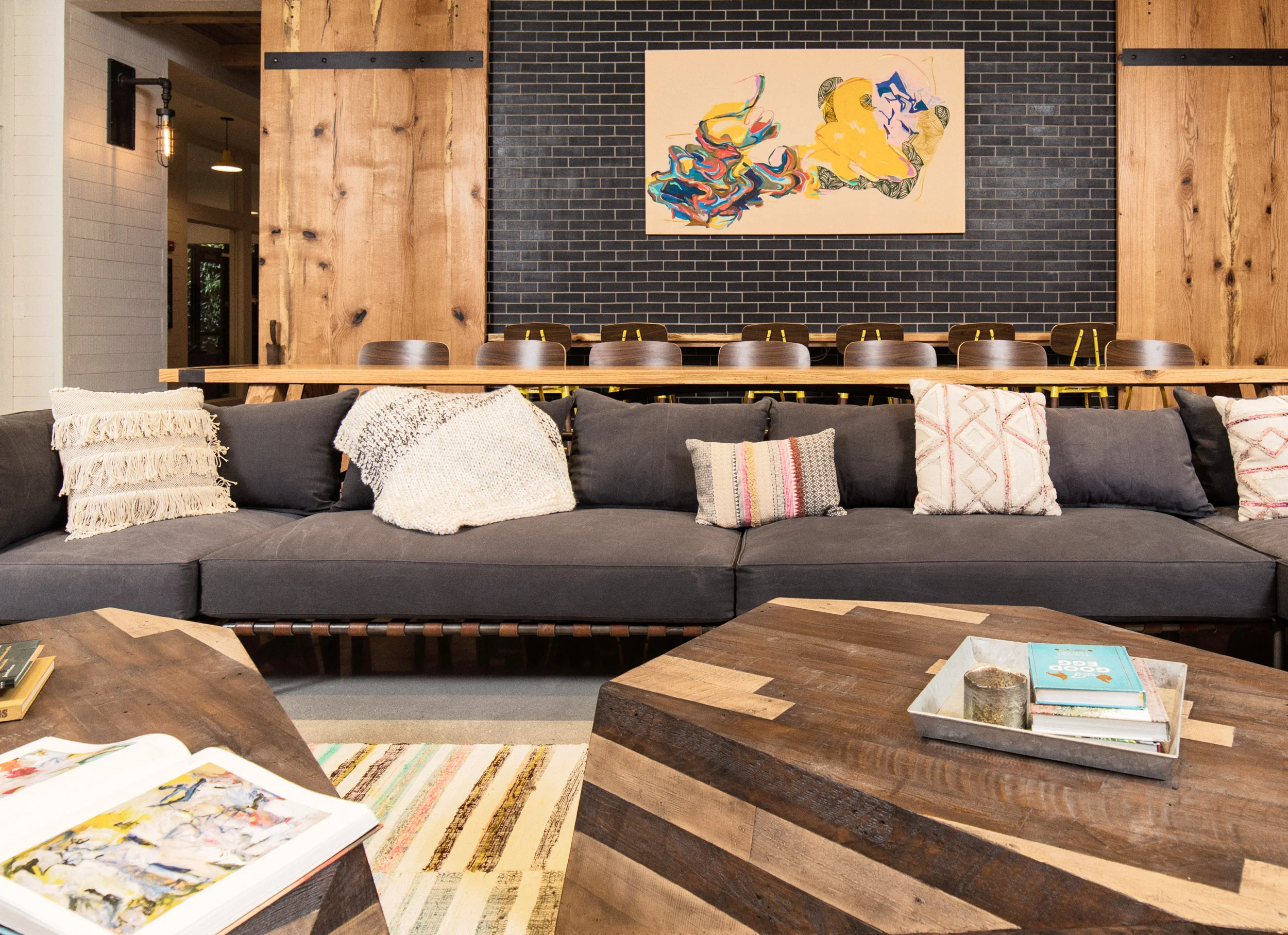 Heirloom-Flats-Bloomfield-Ct-amenities-lobby-bar-social_details.jpg