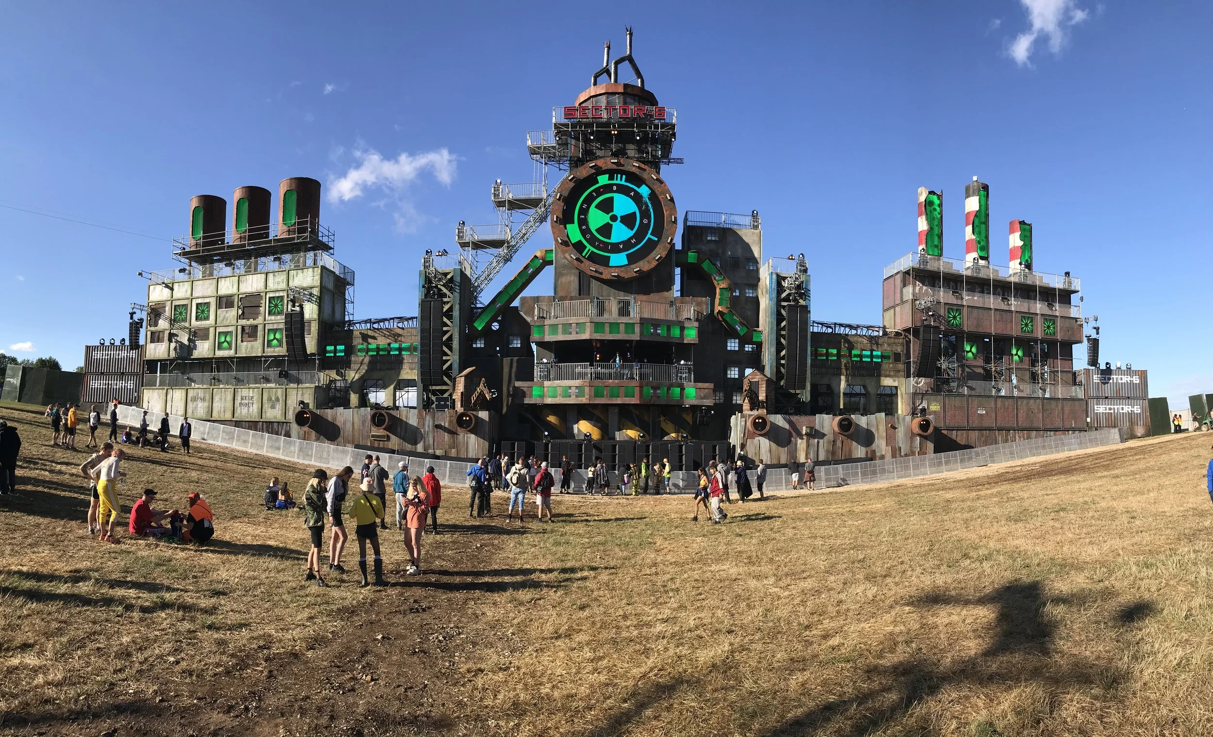  We were commissioned by Video Illusions to cover the main stage of Boomtown’s Sector 6 area. We created a custom visual package and performed VJ sets through out the festival. 