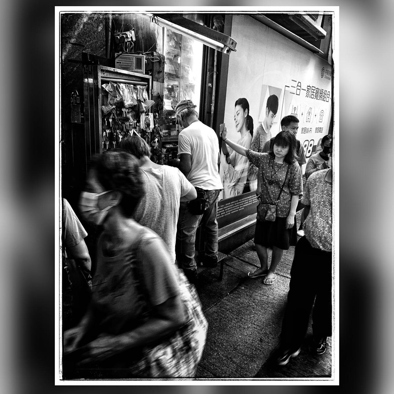 #locksmith #hongkongstreet #streetphotographyhongkong #monochromephotography
