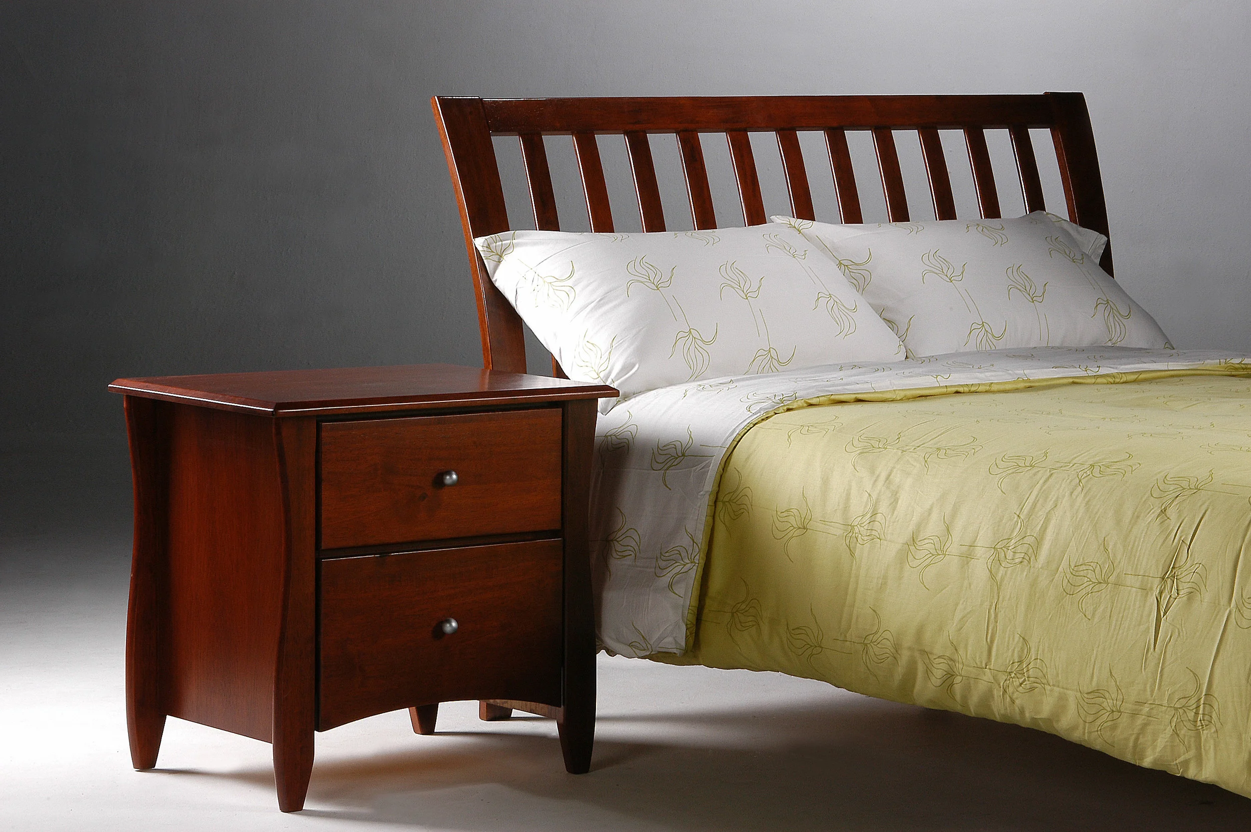Nutmeg Bed Full Cherry w Clove Nightstand.jpg