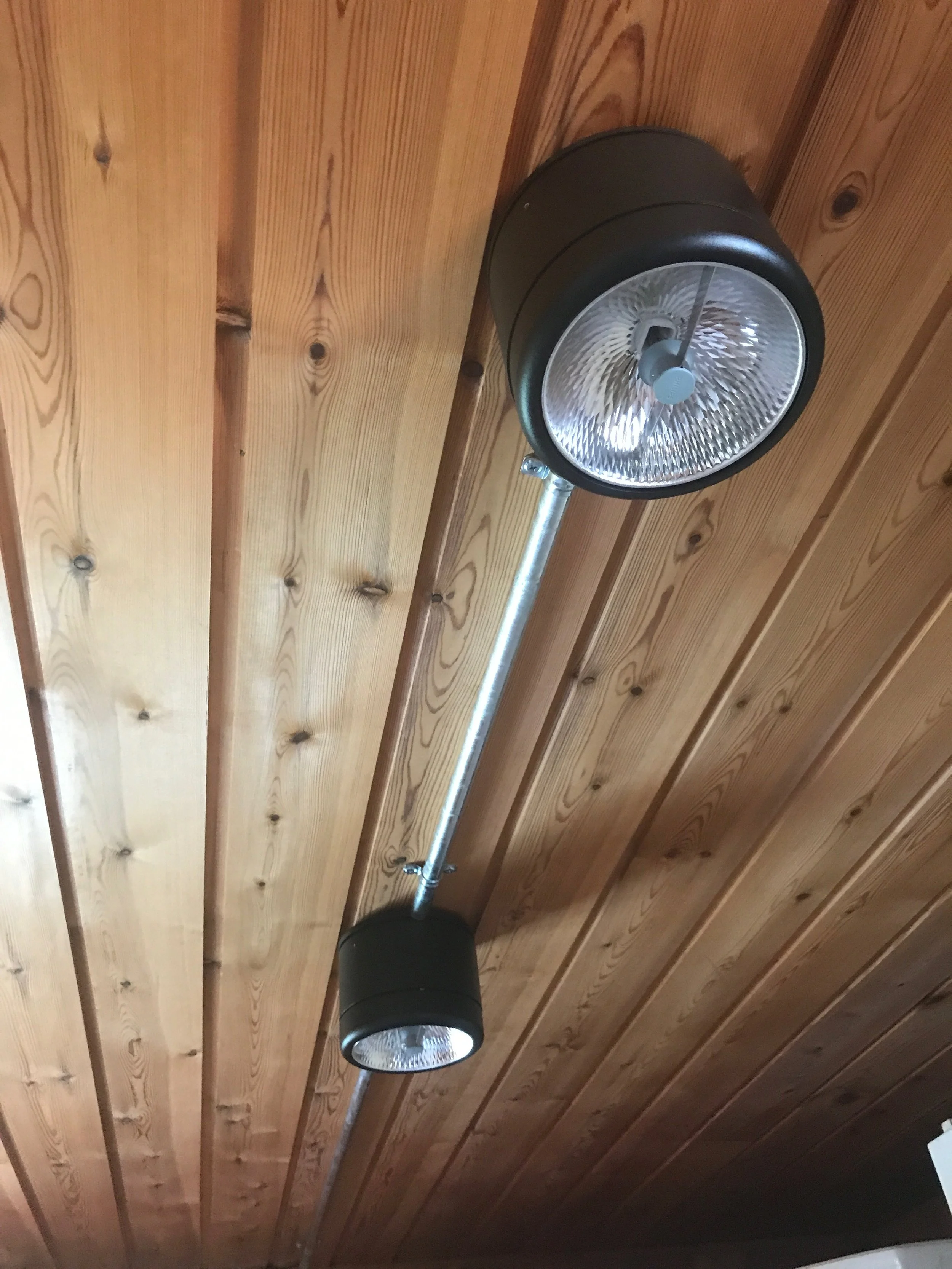 Belysning En lampe her og en lampe der.. Riktig belysning er helt avgjørende for å trives. Vi lager belysningsplaner til både nye og eksisterende boliger, med konkrete lampeforslag basert på dine behov.