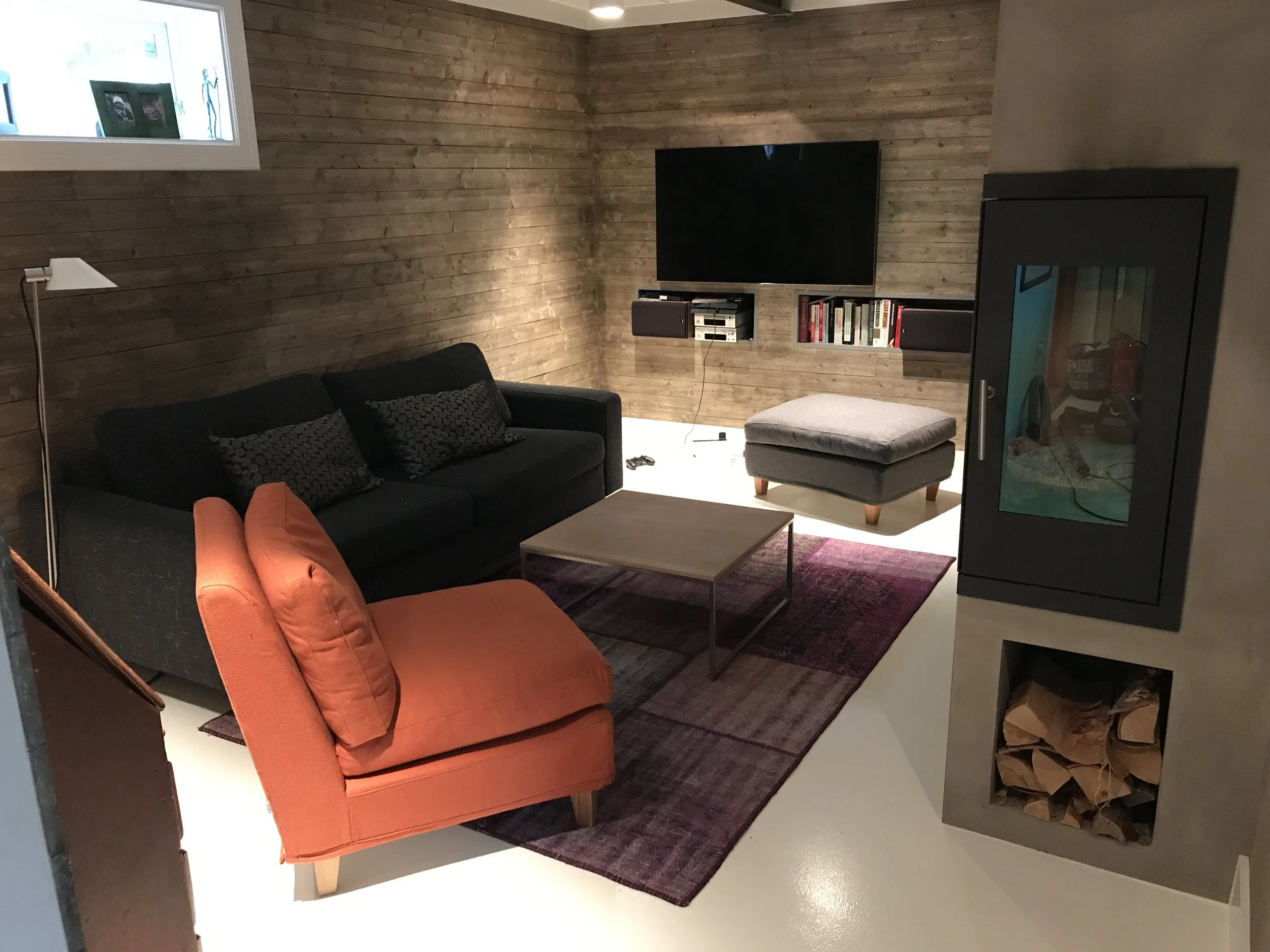 Røft panel mot nymalt epoxygulv. En kjellerstue til begjær i Asker