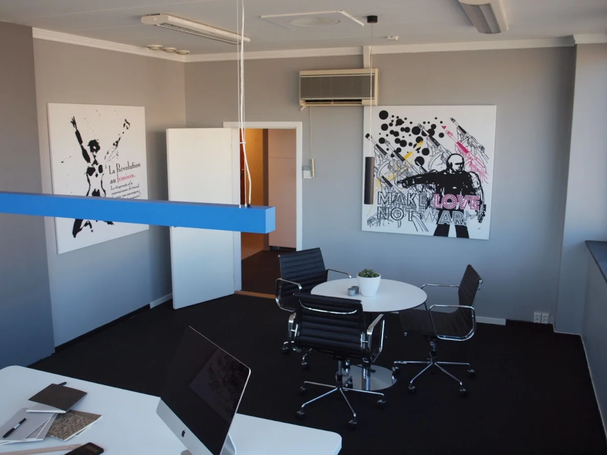 Slitne kontorer på Grorud ble som nye med gjennomtenkt møblering, nye farger og kul belysning