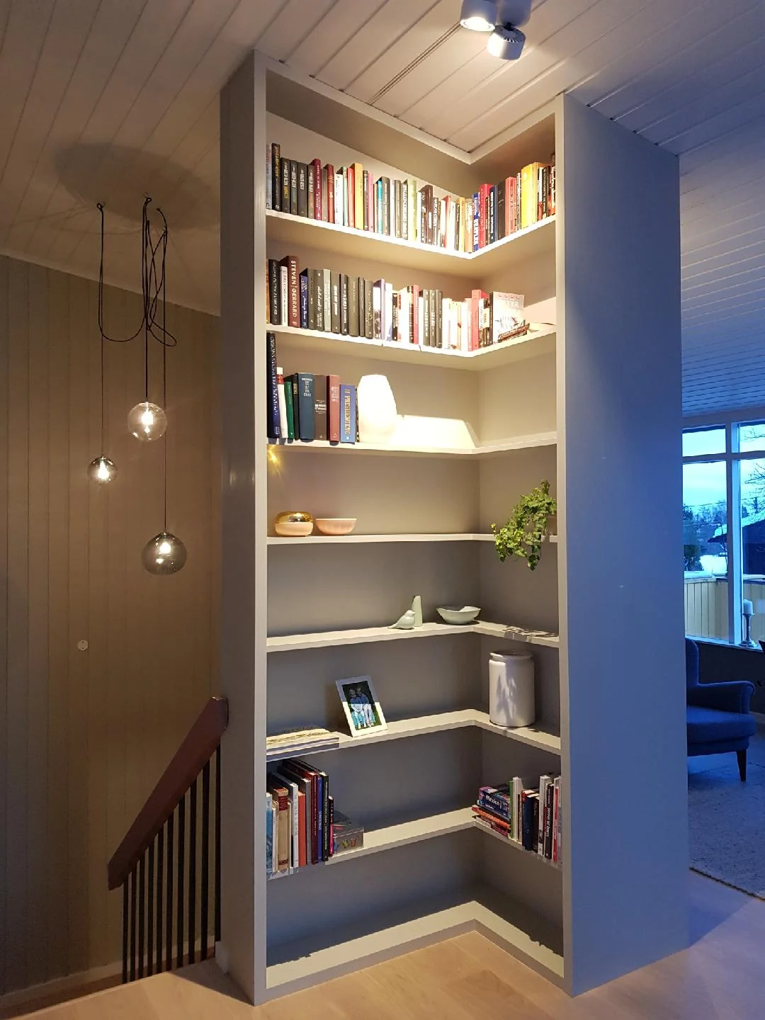 Plassbygget bokhylle på Bekkestua