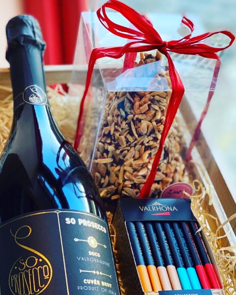 Yummy Festive goodies available @thebluegoatramelton with @soprosecco @lartduchocolat_ie @valrhona Such a great combination #christmashampers #gifts #prosecco #chocolate #donegalireland