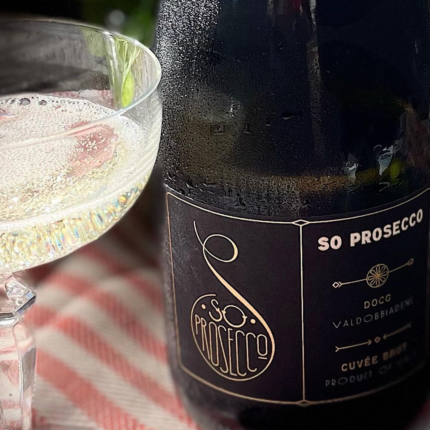 Coupe or cocktail? A bit of a shame to mix this Brut Cuv&egrave;e but we couldn&rsquo;t resist a Hugo Spritz today, with special thanks to Mr. Sun for showing up ☀️ 💛 #bbq #prosecco #hugospritz #summercocktails #wineonline soprosecco.com
