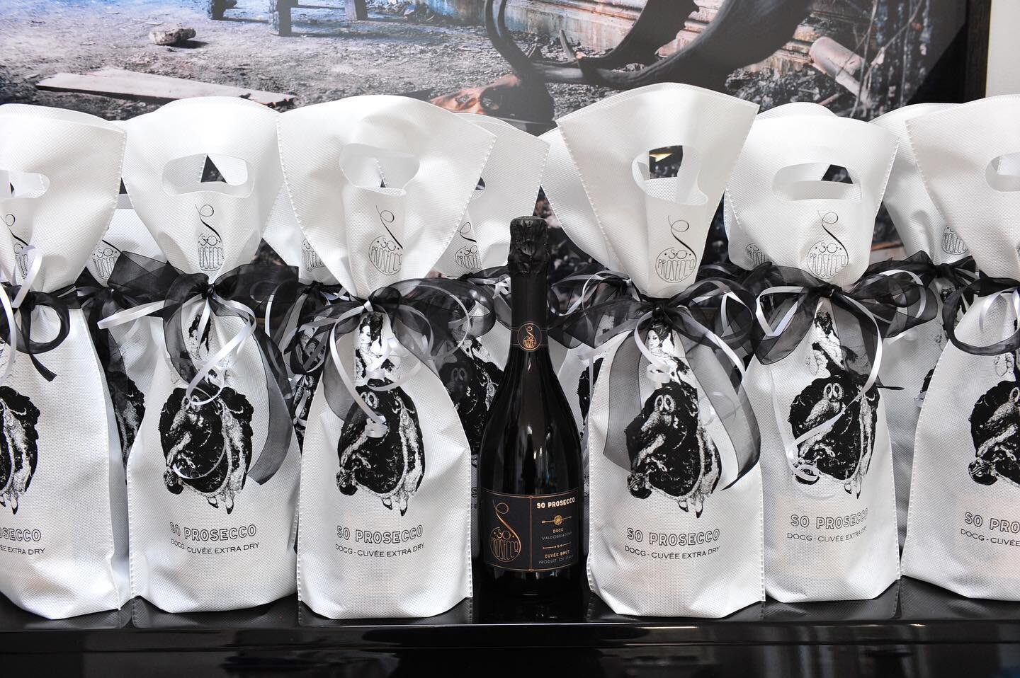 We love putting together a gift idea for you. Contact us directly 💫 🎁 📧 info@soprosecco.com if you are looking for great tasting Italian wine presents this year #soitalianwines #soprosecco #winegifts #hampers 🍷 🥂 🍾