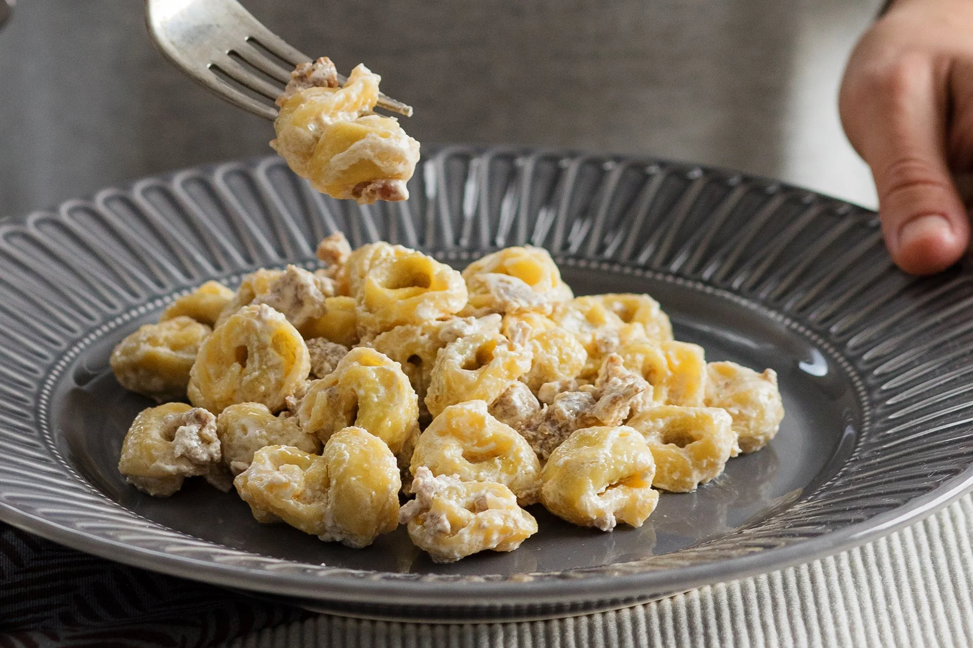 Tortellini-Luciana-Mosconi-La-Pasta-Fresca-con-panna-e-salsiccia.jpg