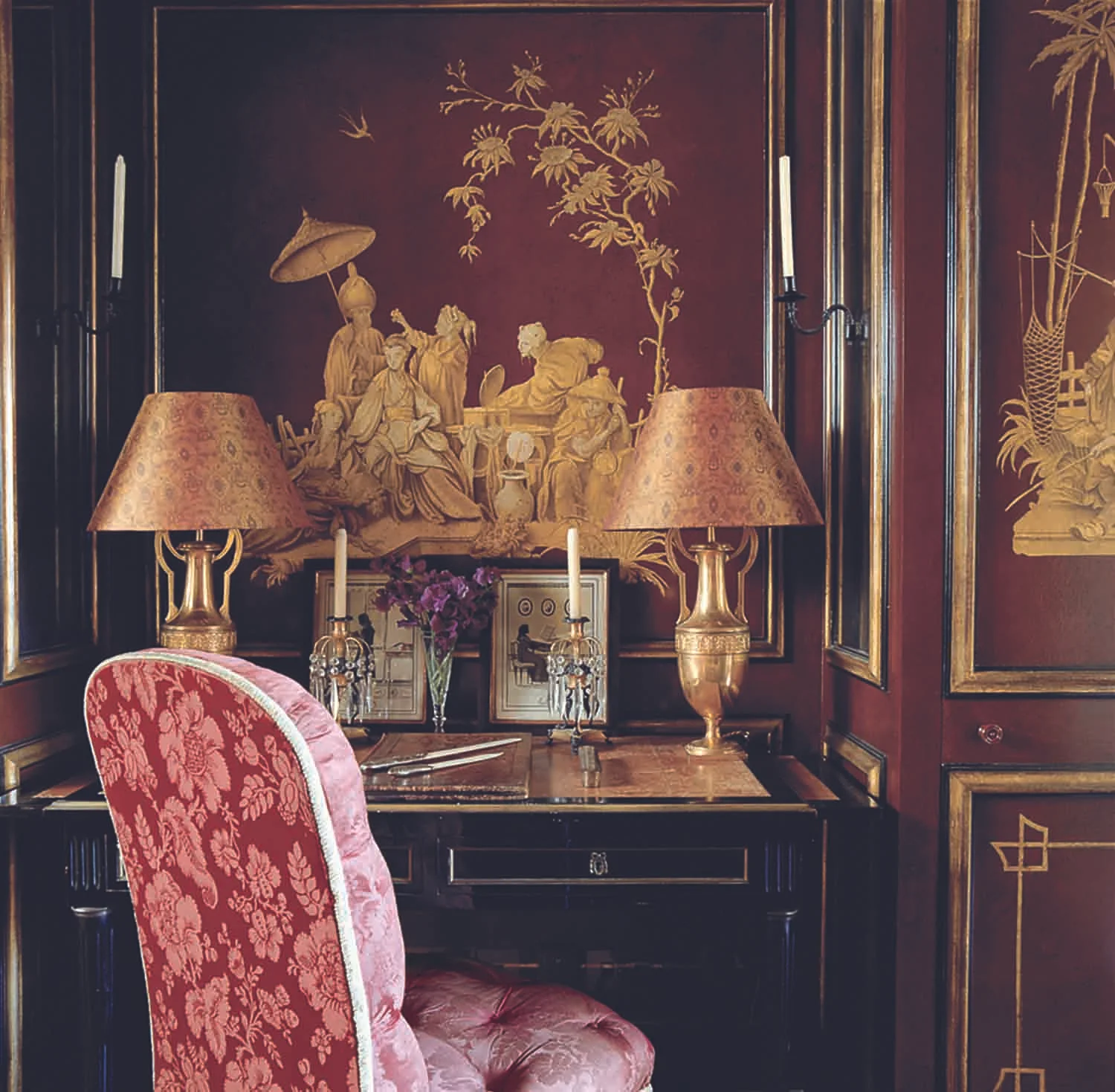 A dressing table-cum-writing desk has been built into the run of storage cupboards in this guest room. I particularly enjoy the slightly clashing nature of the pinkish red silk chair against the Oriental red lacquer on the walls. 