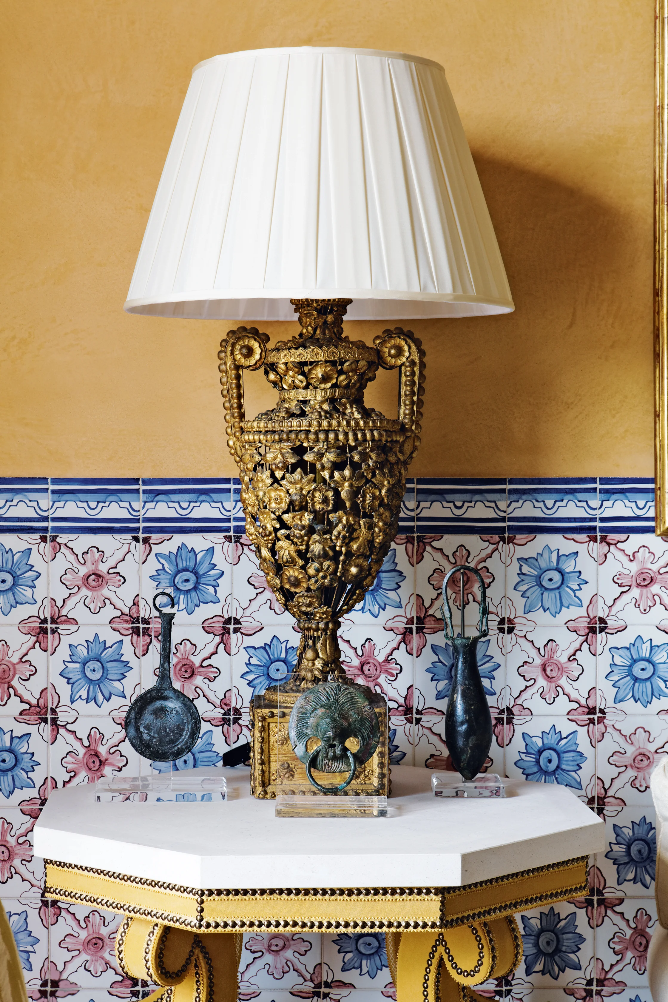 I chose these newly made traditional Portuguese tiles for their perfect tones of aged blue, white and pink, as well as the fresh and lively effect they have on the rest of the scheme. 