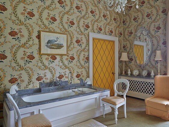 Bathroom by John Fowler in Cornbury House for Lord and Lady Rotherwick c. 1967 #cornburyhouse #oxfordshire #johnfowler #interieur #interior #interiors #interiores #interiordesign #interiordecor #interiordesigner #interiordecorating #decora&ccedil;&at