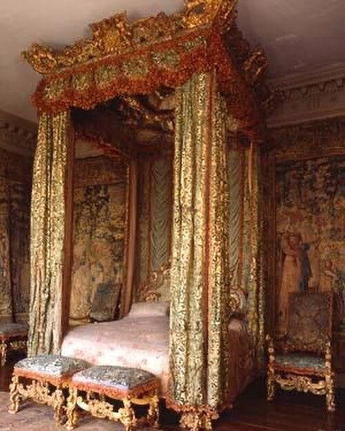 The state bed in Knole house in the Venetian Bedroom was made for James II around 1688. Knole in Sevenoaks, Kent, dates back to the mid-15th century, with major additions in the 16th and, particularly, the early 17th centuries. Vita Sackville-West, a