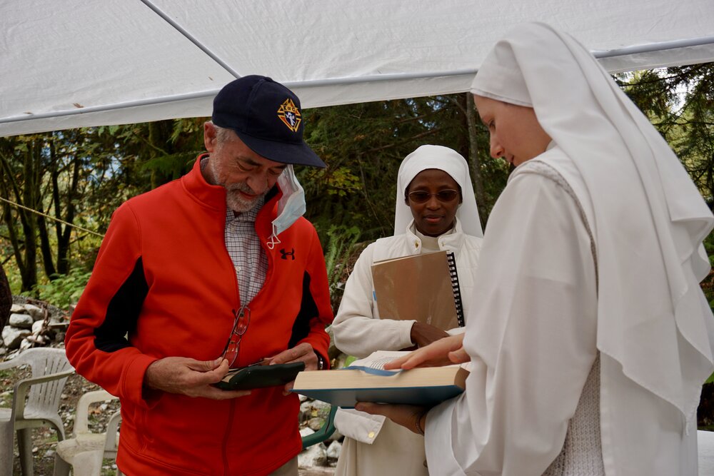  Our vicar, fr. Guy Rivard O.P., reading the Gospel before the blessing. 