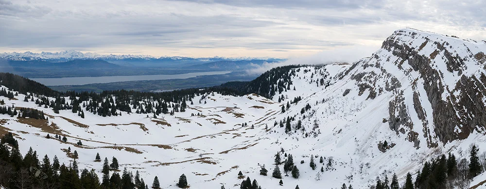 La Dôle (à droite) et sa vue imprenable sur les Alpes.
