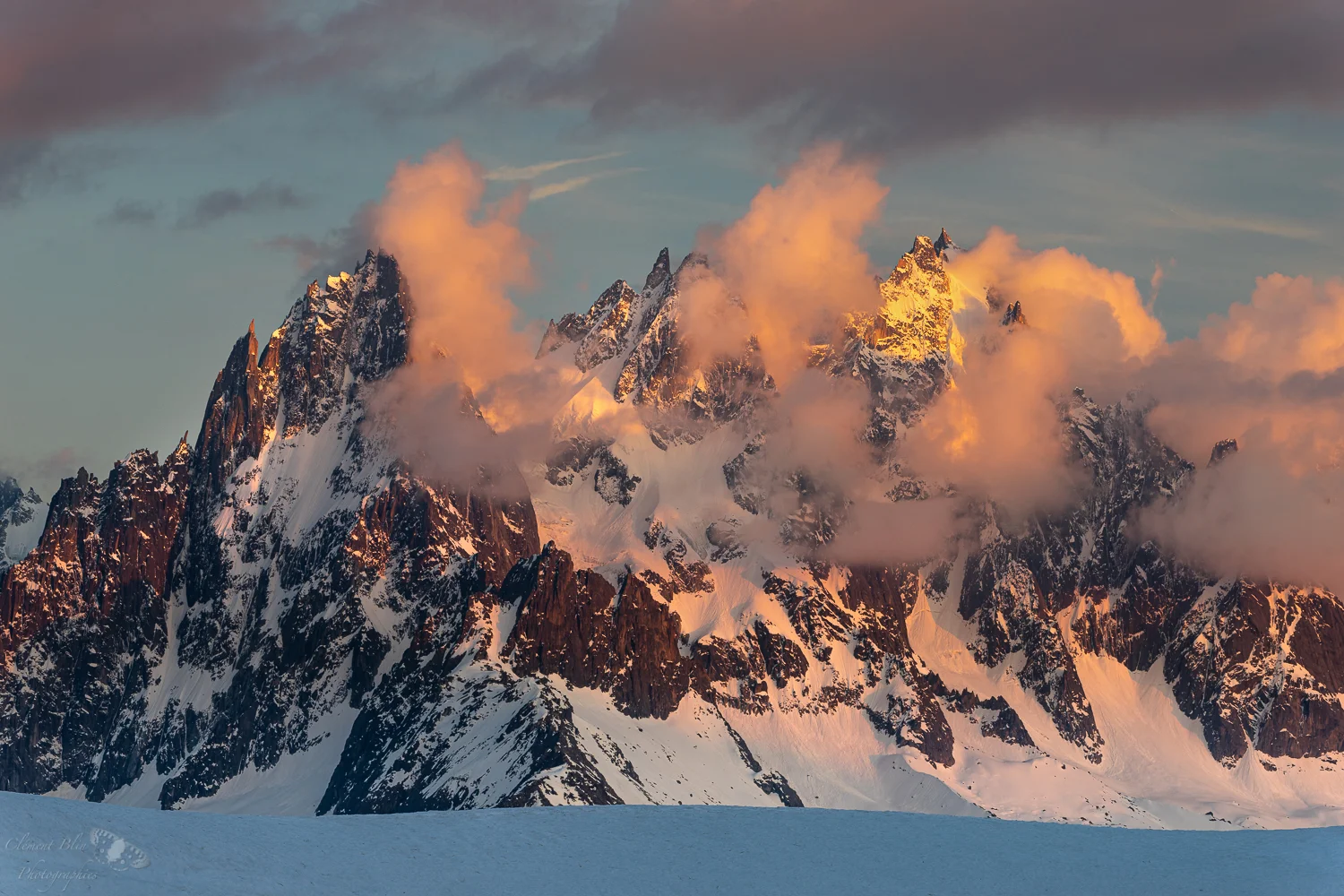 Coucher de soleil sur les Aiguilles de chamonix. Filtre polarisant, 135mm, F11, 100 iso.