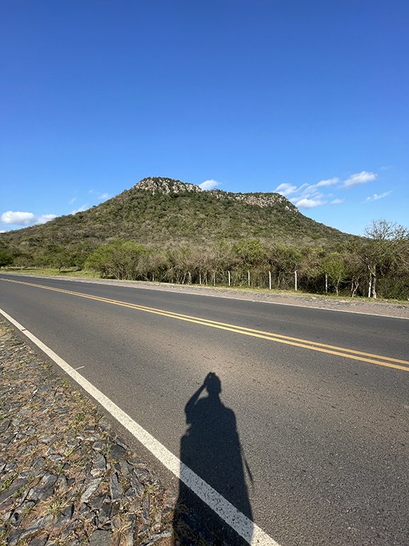 Le Cerro Hu, vu depuis la route
