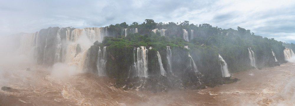  La vue sur les chutes depuis la fin du parcours brésilien.  