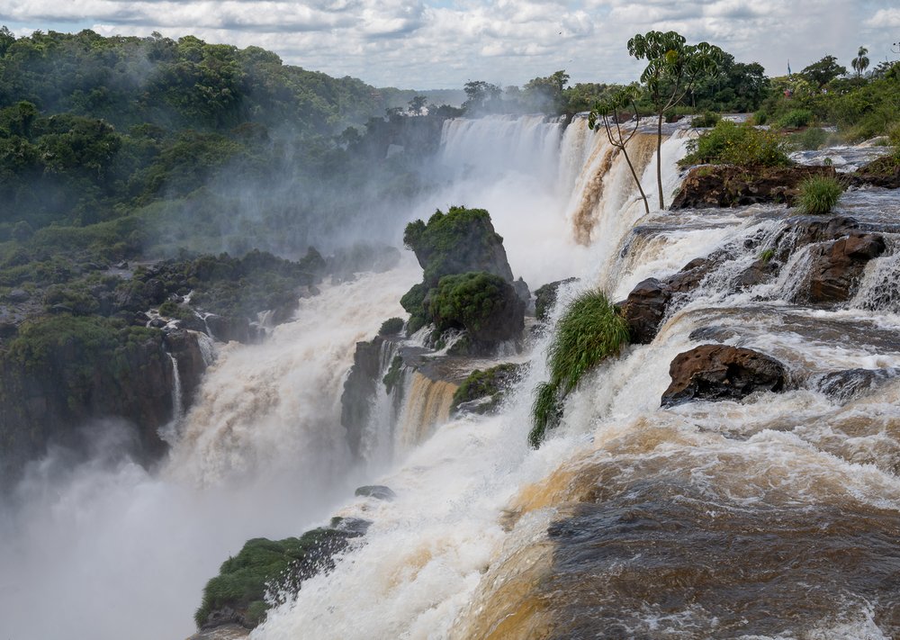  Les chutes d’Iguazu coté argentin. La vue plongeante, après avoir marché au dessus du fleuve, est superbe. Naturellement cet endroit est très fréquenté et il faudra peut être jouer des coudes pour atteindre la barrière ^^ 