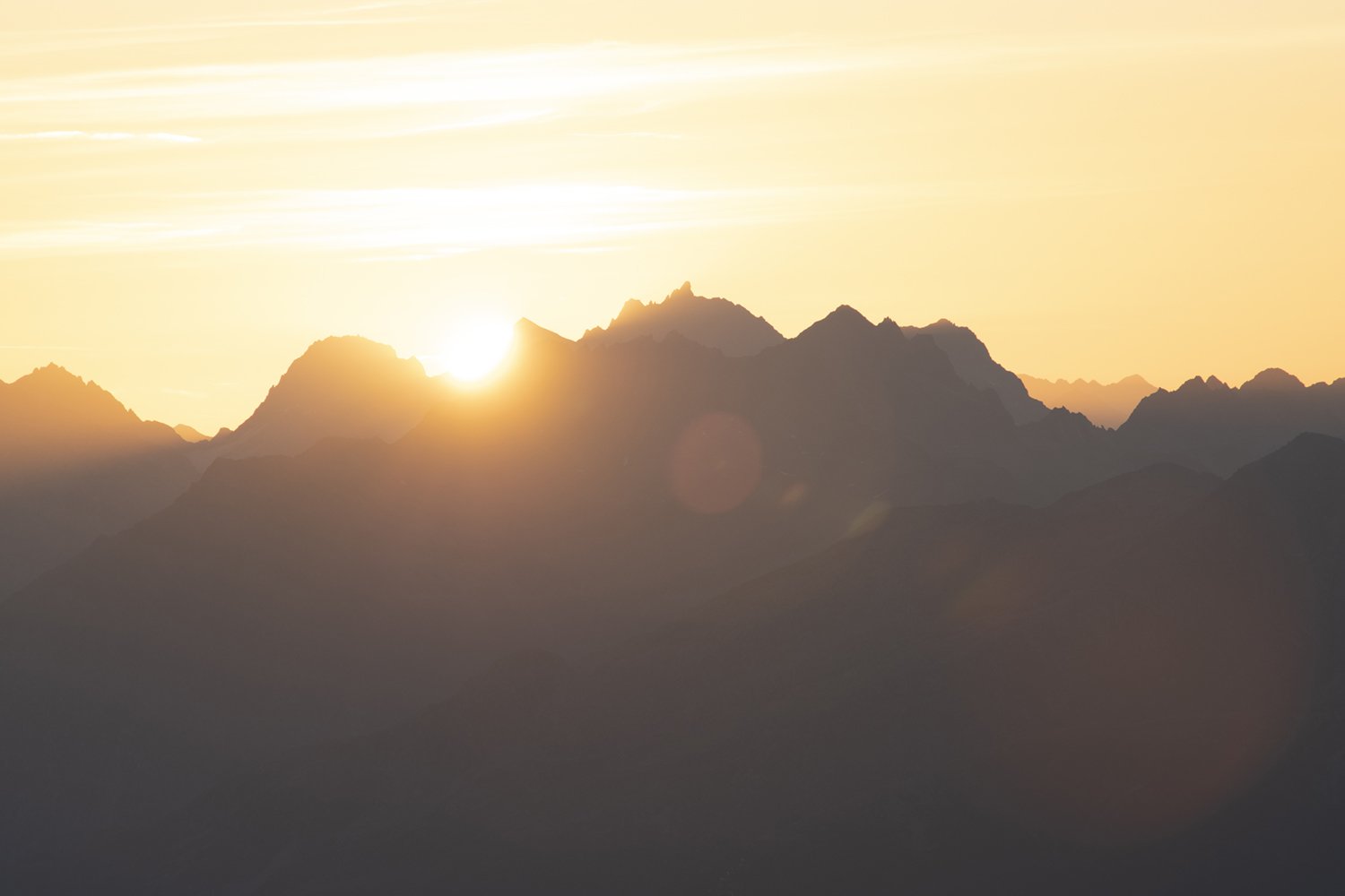 Lever de soleil sur les Alpes suisse