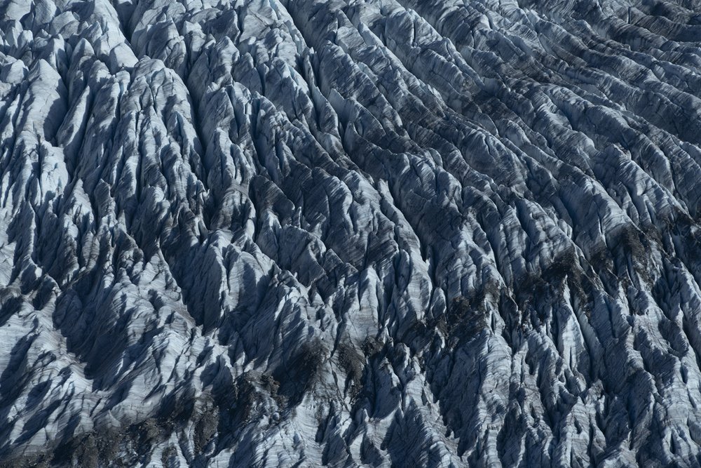 Crevasses et moraines sur le glacier d'Aletsch.
