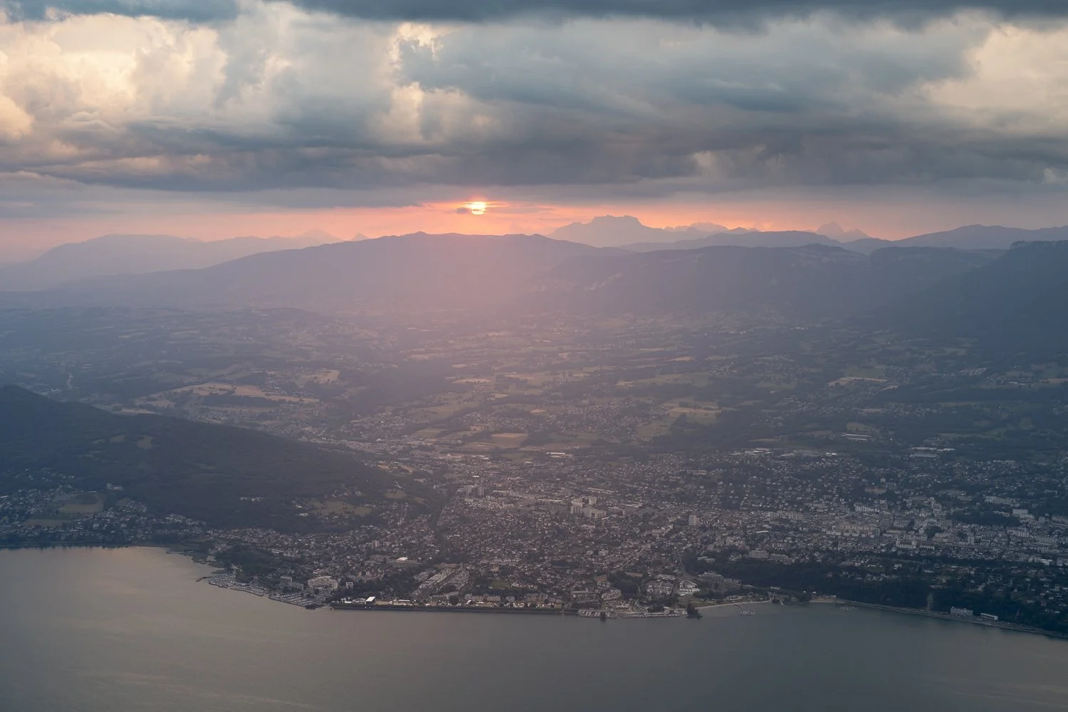 Lever de soleil sur Aix-les-Bains depuis la Dent du Chat