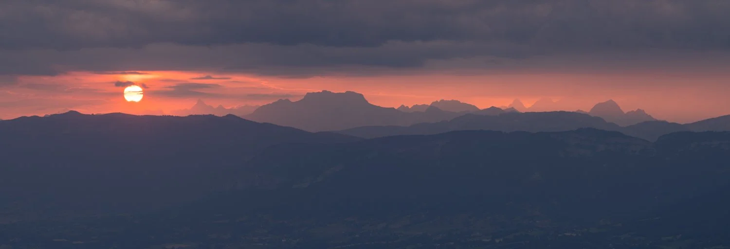 Le soleil se fraye un passage à coté de la Tournette