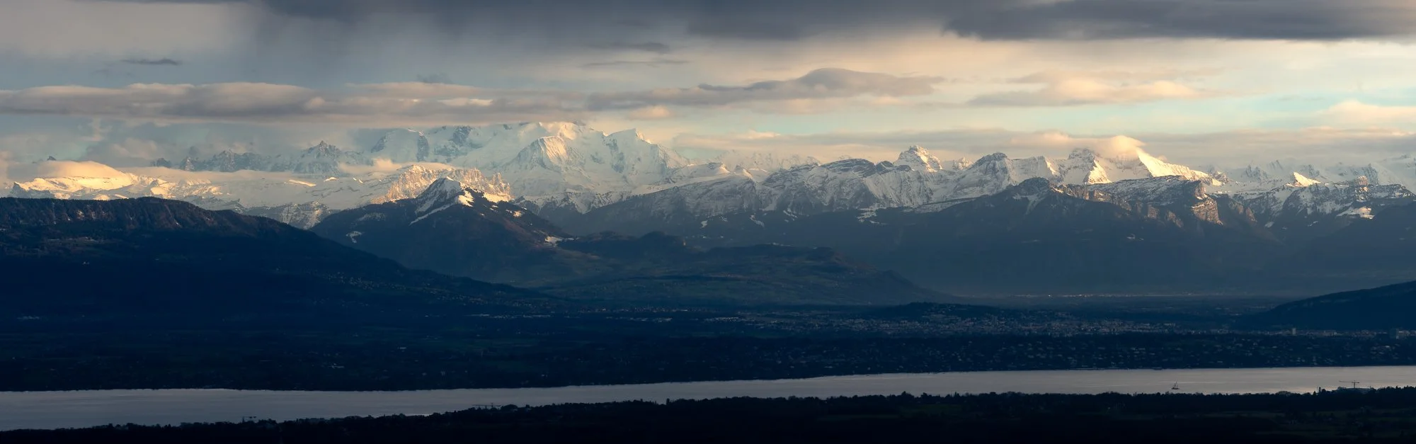 Rayon de lumière sur la chaine du Mont Blanc depuis le Jura