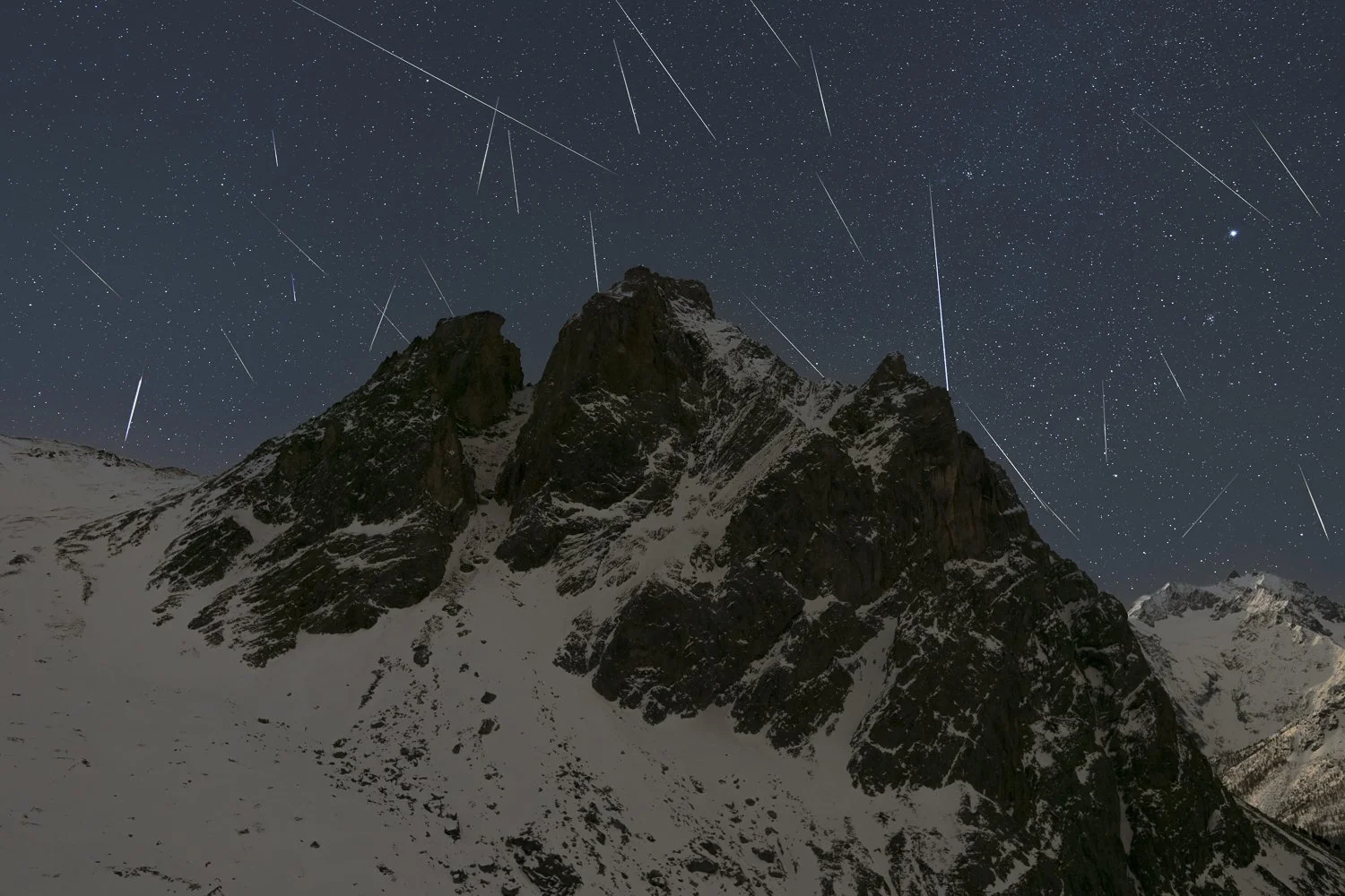 Pluie de Géminides au dessus de l'Aiguillette du Lauzet 