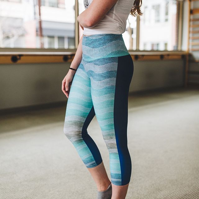 AQUA BROWN NAVY WAVE WITH BLUE BACK WOVEN REPEAT YOGA CAPRIS (Get yours by clicking on the link in the profile:)
.
.
.
Photo credit: @whitneyknutsonphotography
Model credit: @racheldburnett
Location credit: @barmethodkc