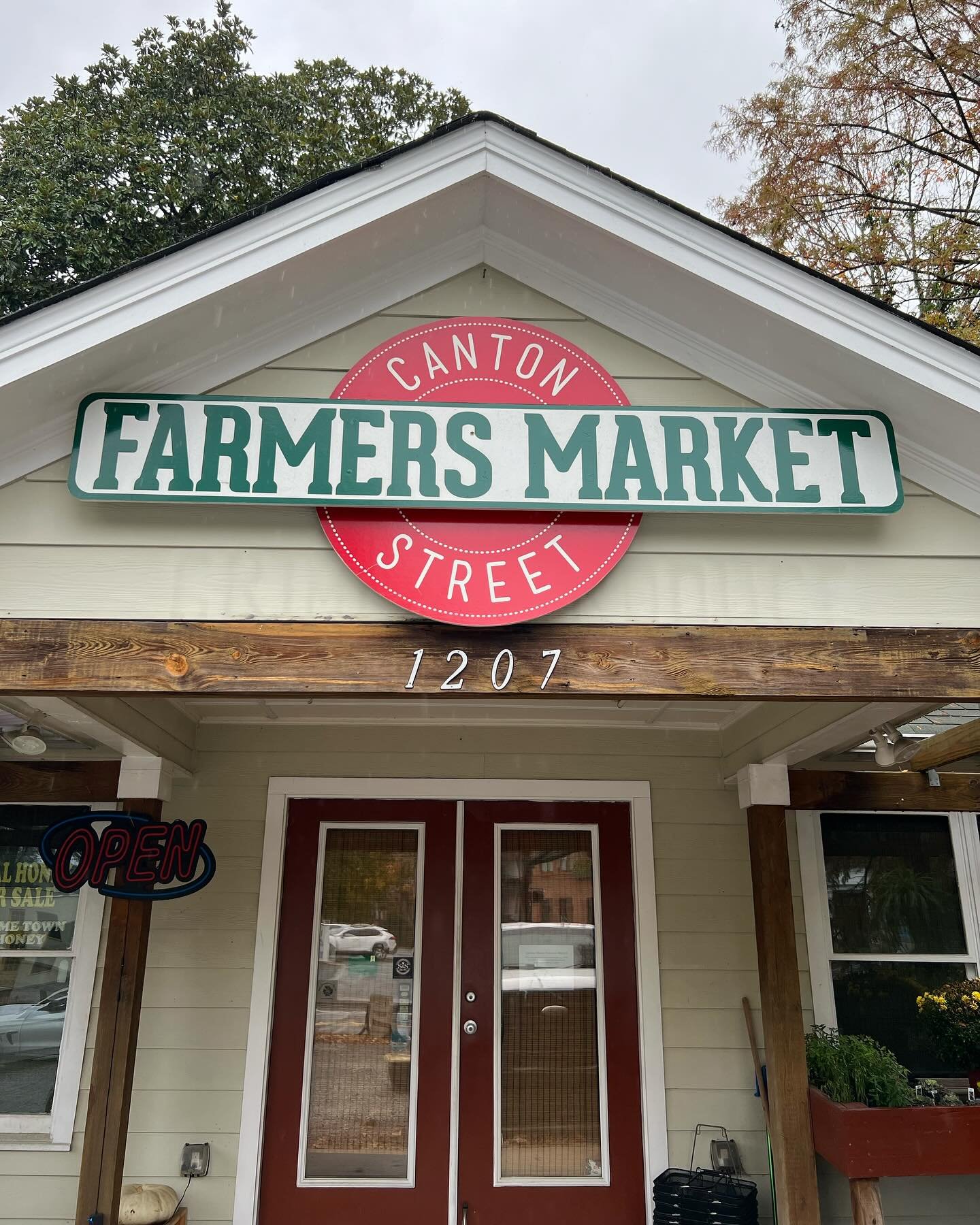 Ohhhh ROSWELL!! We are happy to announce that y&rsquo;all can find out regeneratively-grown, washed &amp; dried, signature salad mix, along with baby mustard greens and mizuna, for sale at Canton Street Farmers Market. Stop by Saturday, from 8-2, to 
