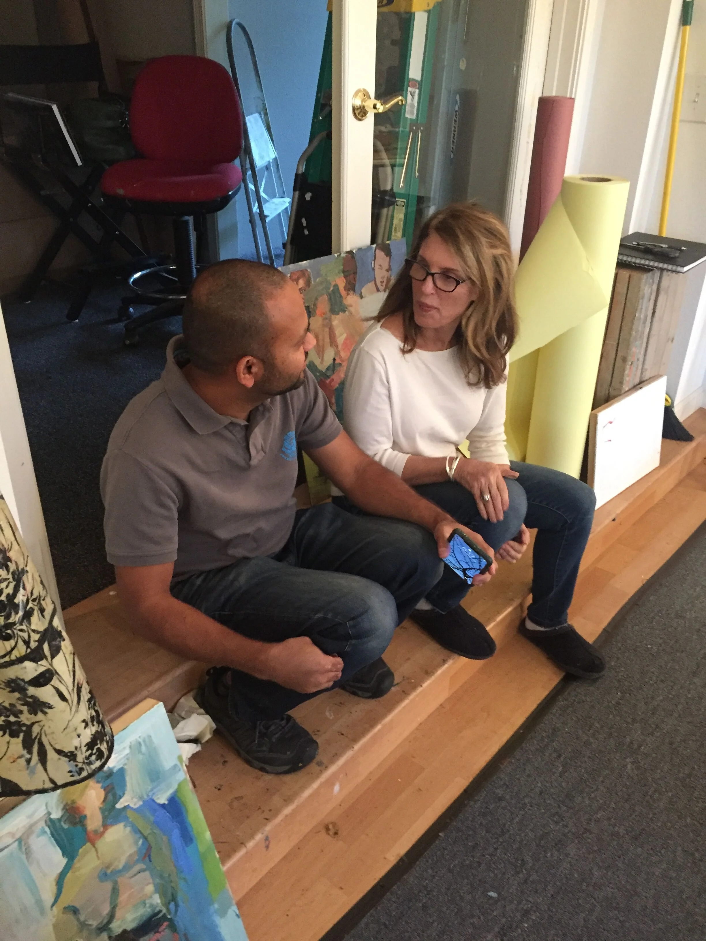 Suhas and Linda talking while the model takes a break