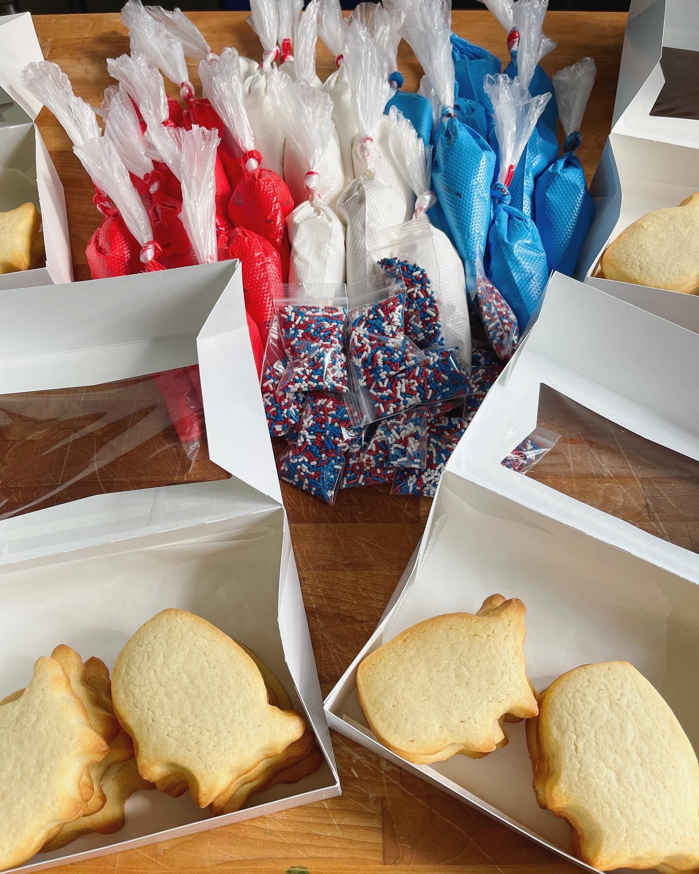 Add our DIY July 4th cookie kits to your celebrations! ❤️🤍💙 

Each kit includes 8 cookies, 3 bags of Royal icing and 2 bags of sprinkles. Kits are available to be purchased in store or over the phone. We recommend calling ahead to purchase as we ha