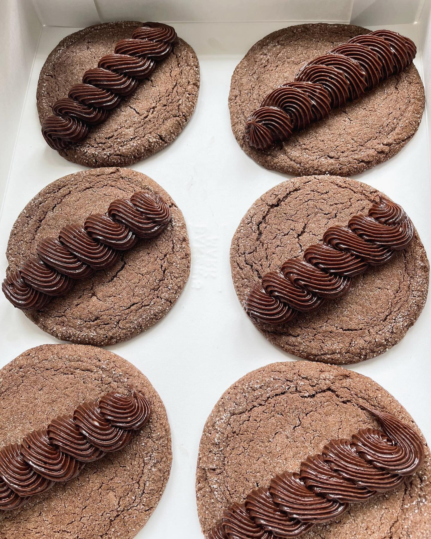 Every #chocolatelovers dream: homemade chocolate cookies and chocolate buttercream. 🍫❤️