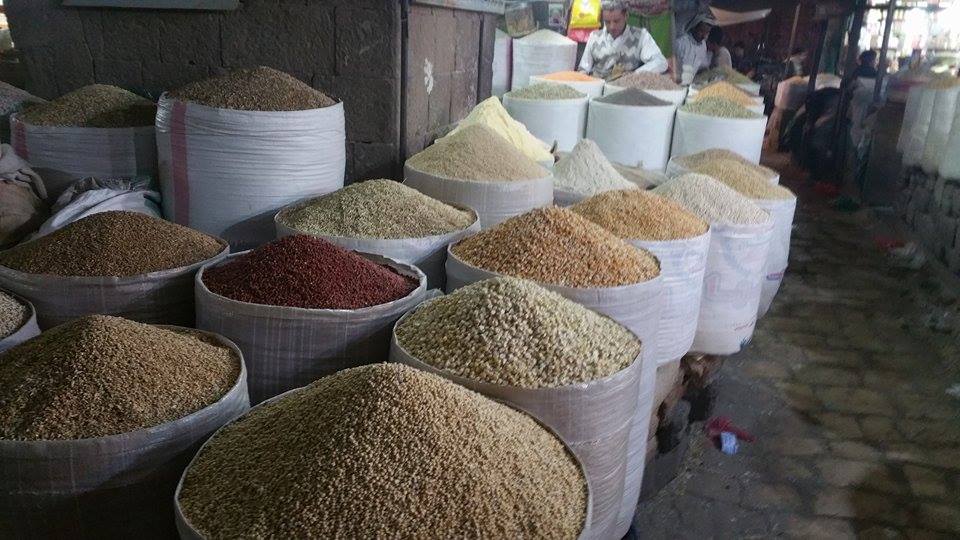 24th Dec Dr Al waaq photo studying prices food for horses.jpg salt market in old part of sana'a .jpg
