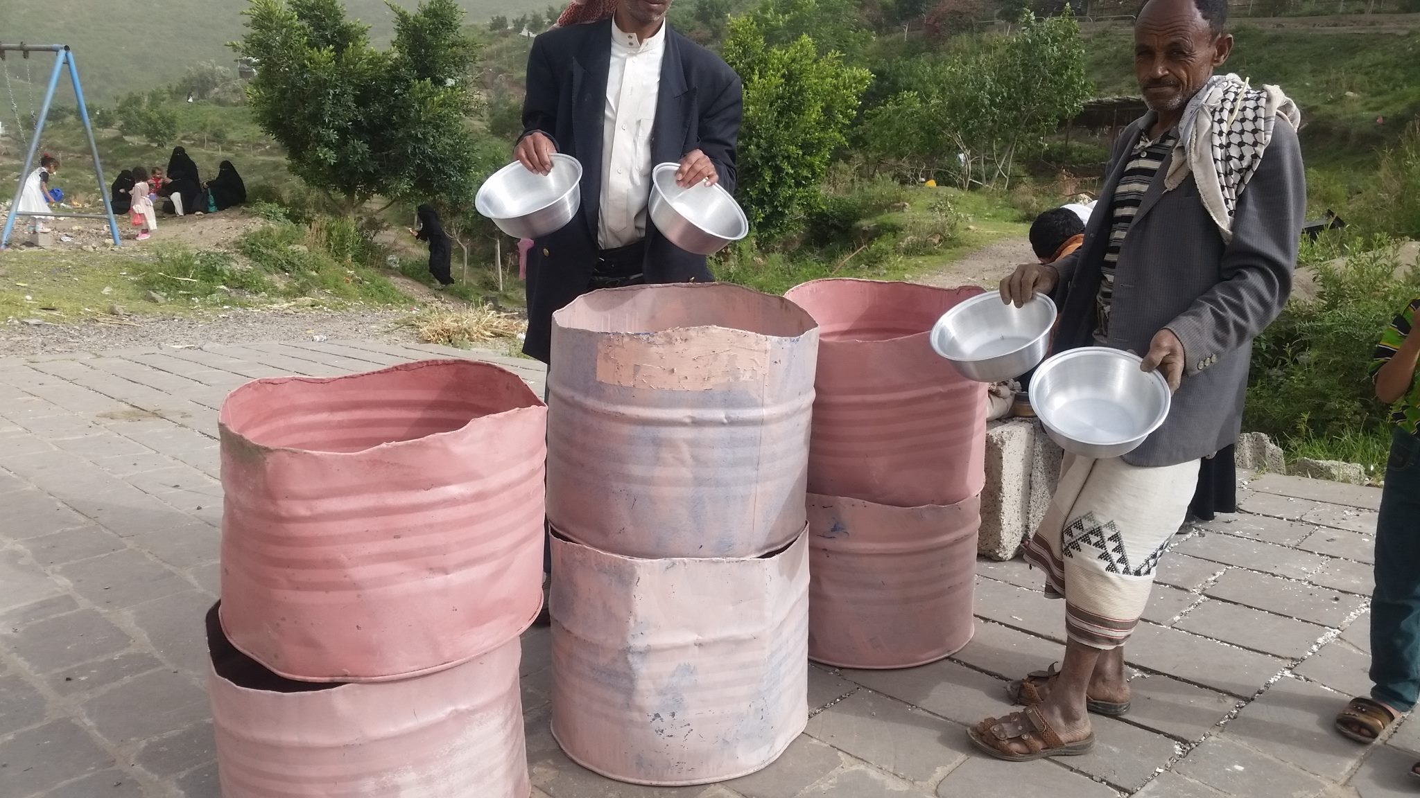 Ibb Zoo Yemen 9 July 2017 Rescue Kim delivery water pails.jpg