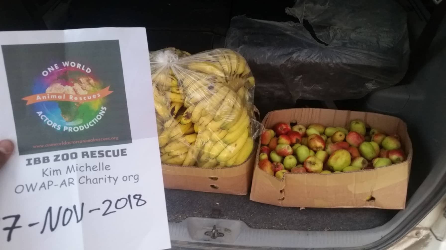 Ibb zoo rescue fruit for the baboons 17 NOV 2018 delivery and distribution today by Hisham OWAP-AR with sign.jpg