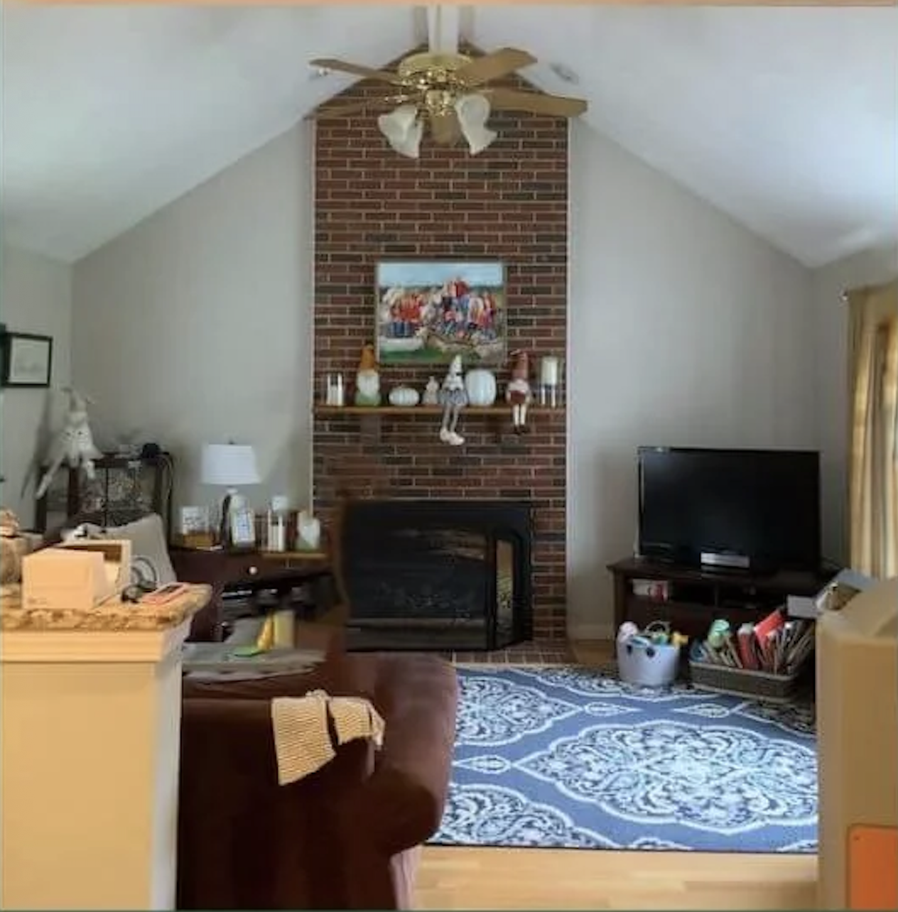 vaulted family room BEFORE