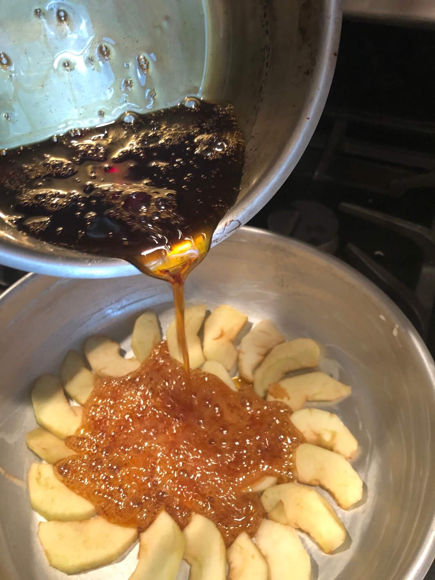 Pouring the caramel over the apples