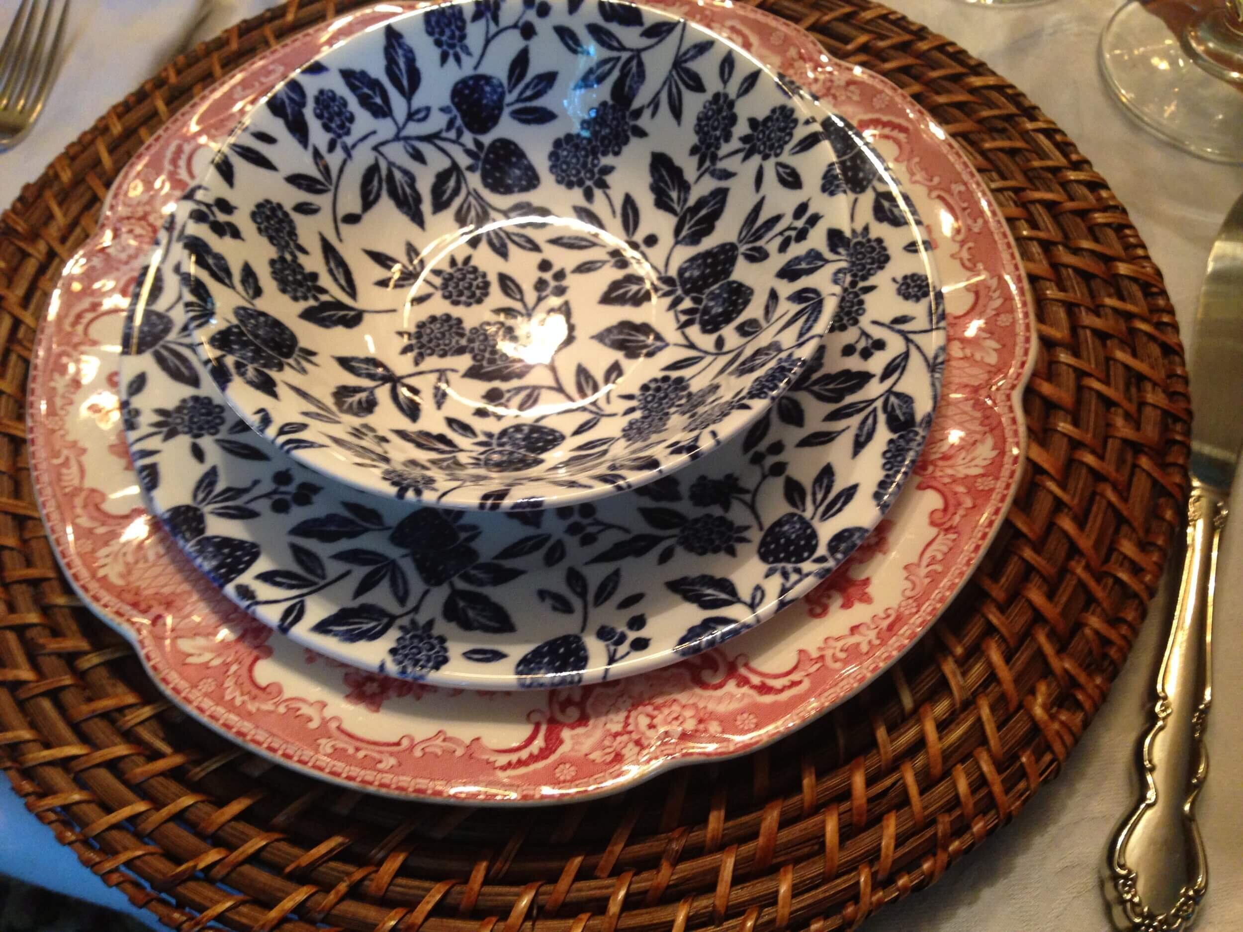 Transferware+and+chintzware+combine+for+a+casual+mix-and-match+patriotic+place+setting.jpg