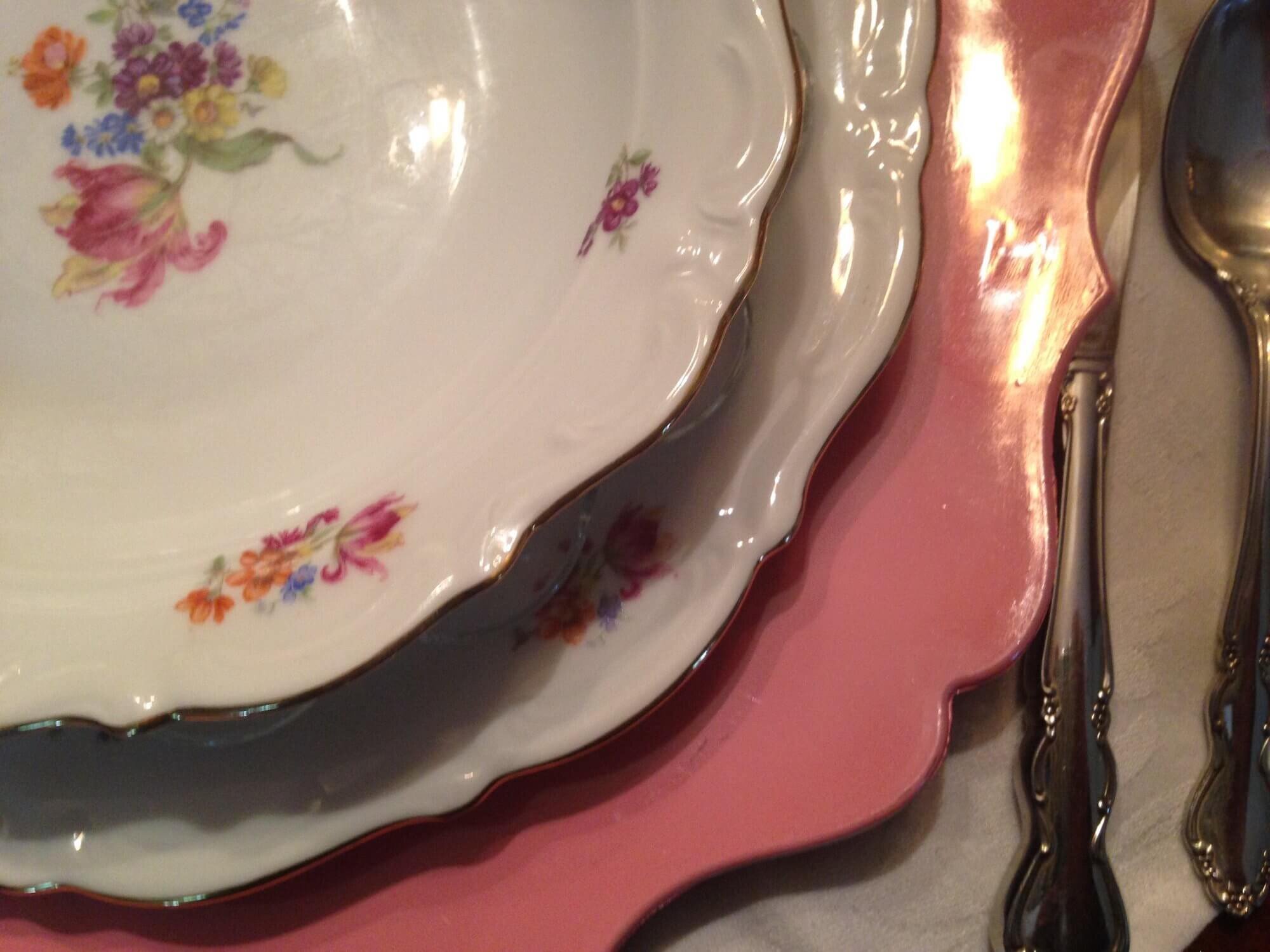 vintage+china+atop+scalloped+pink+chargers.jpg