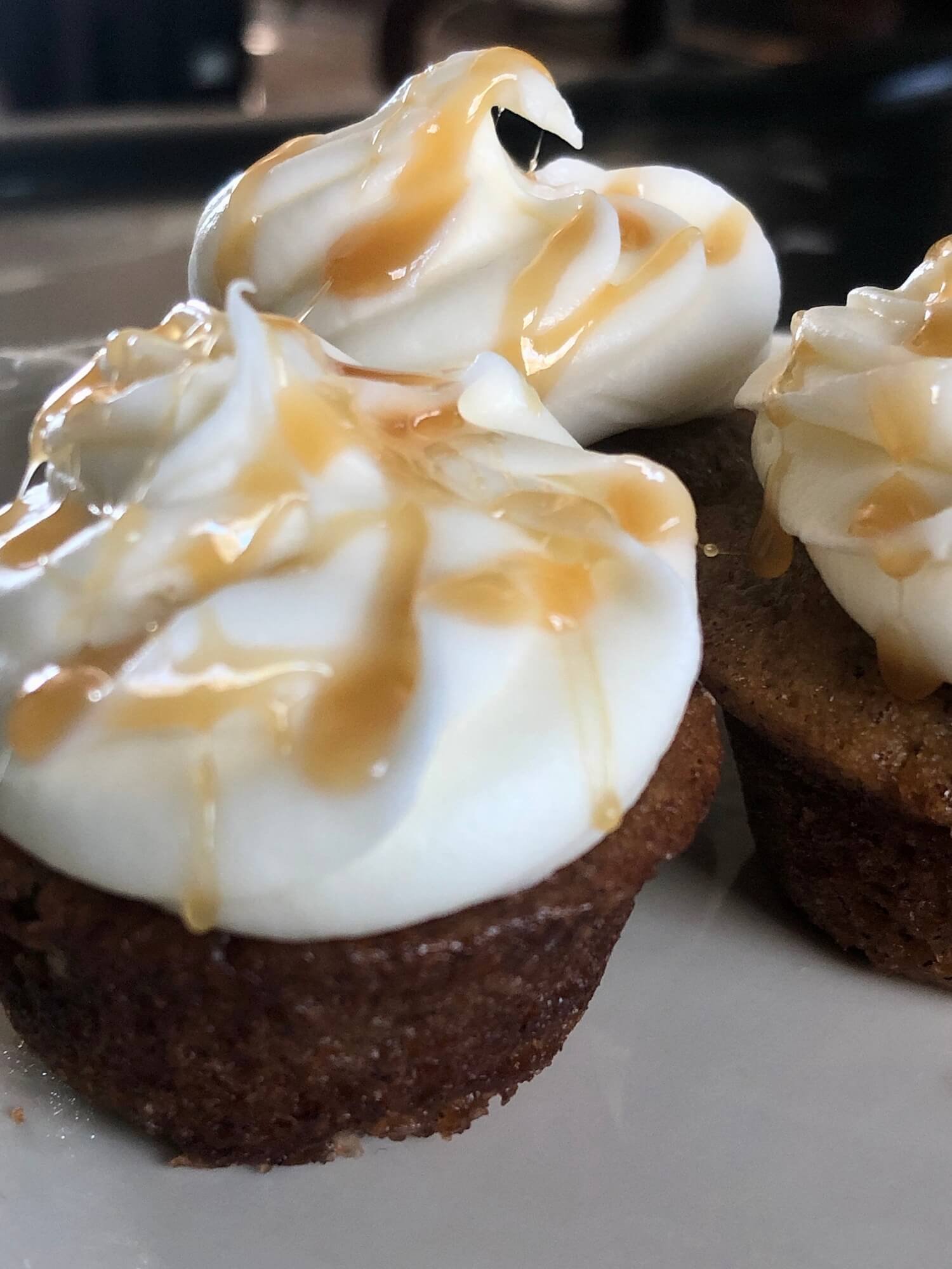 caramel drizzle on frosted cupcakes