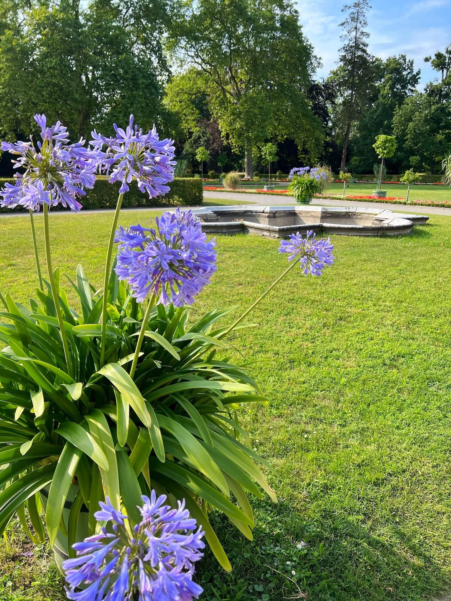 marble house front gardens.JPG