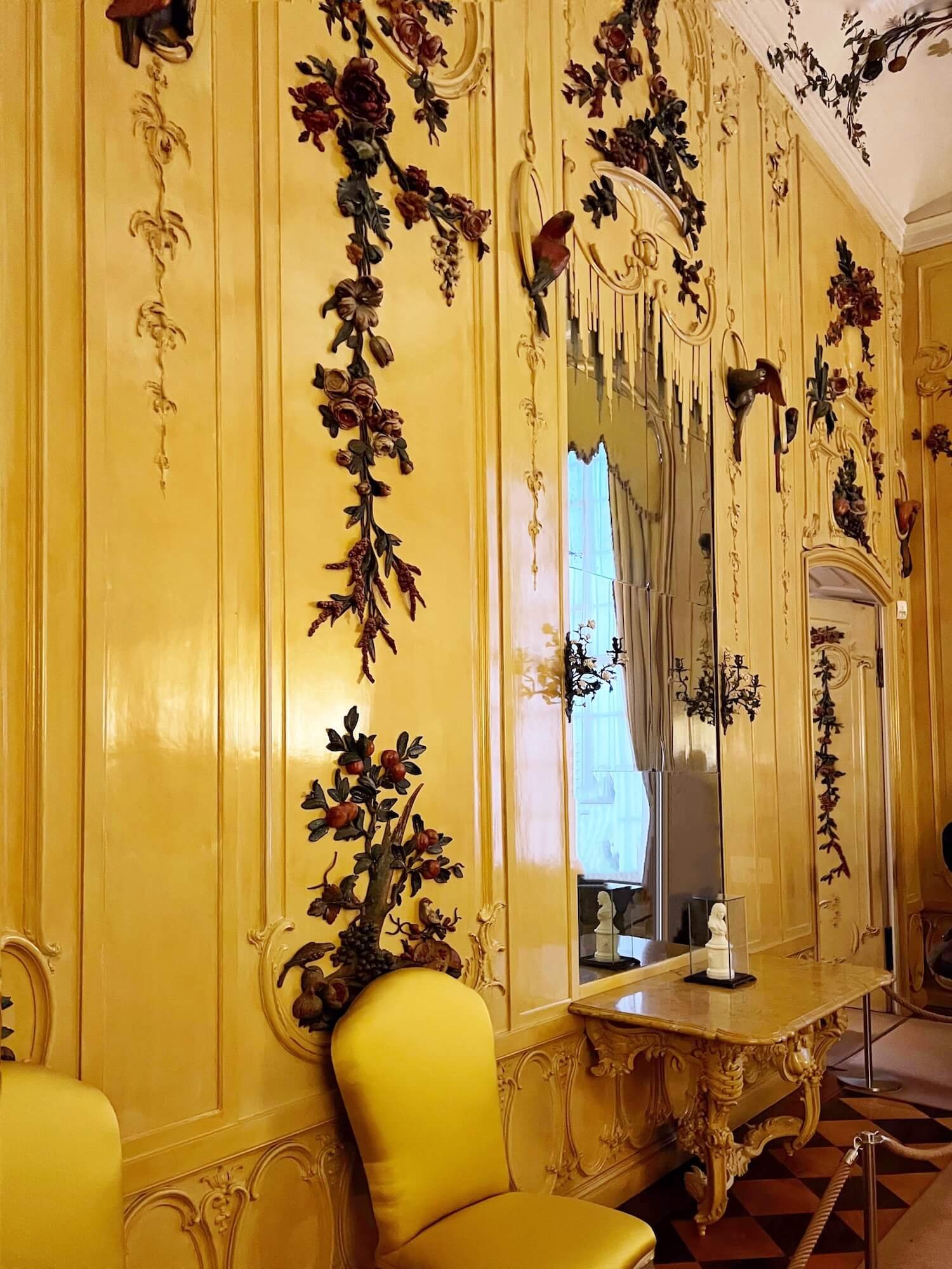 floral room mirror and wainscotting.JPG