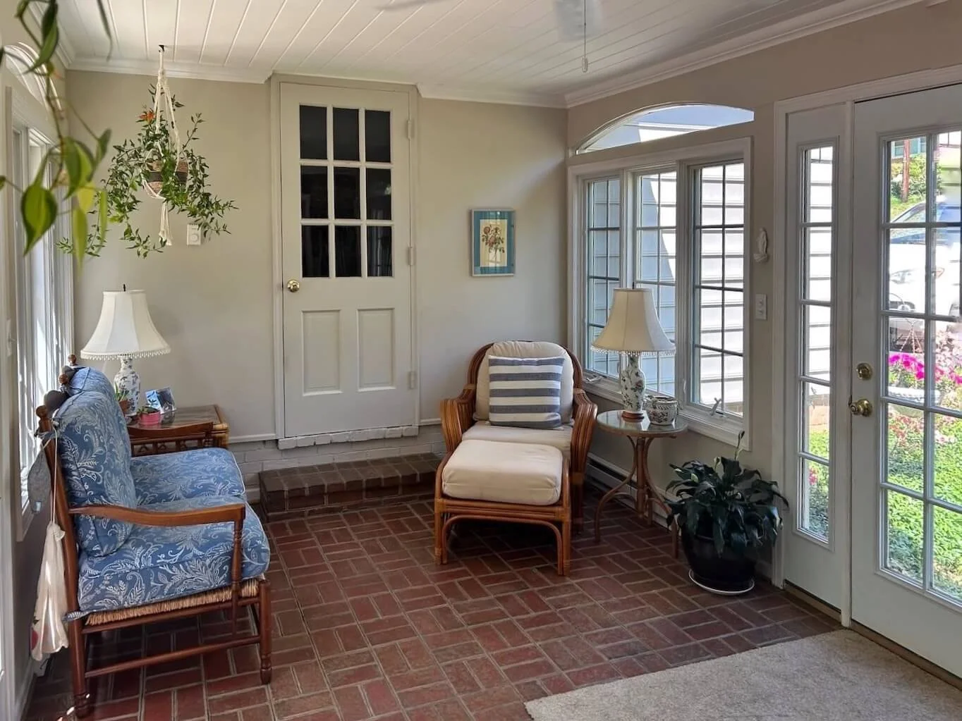 breezeway sitting area and garage entrance.JPG