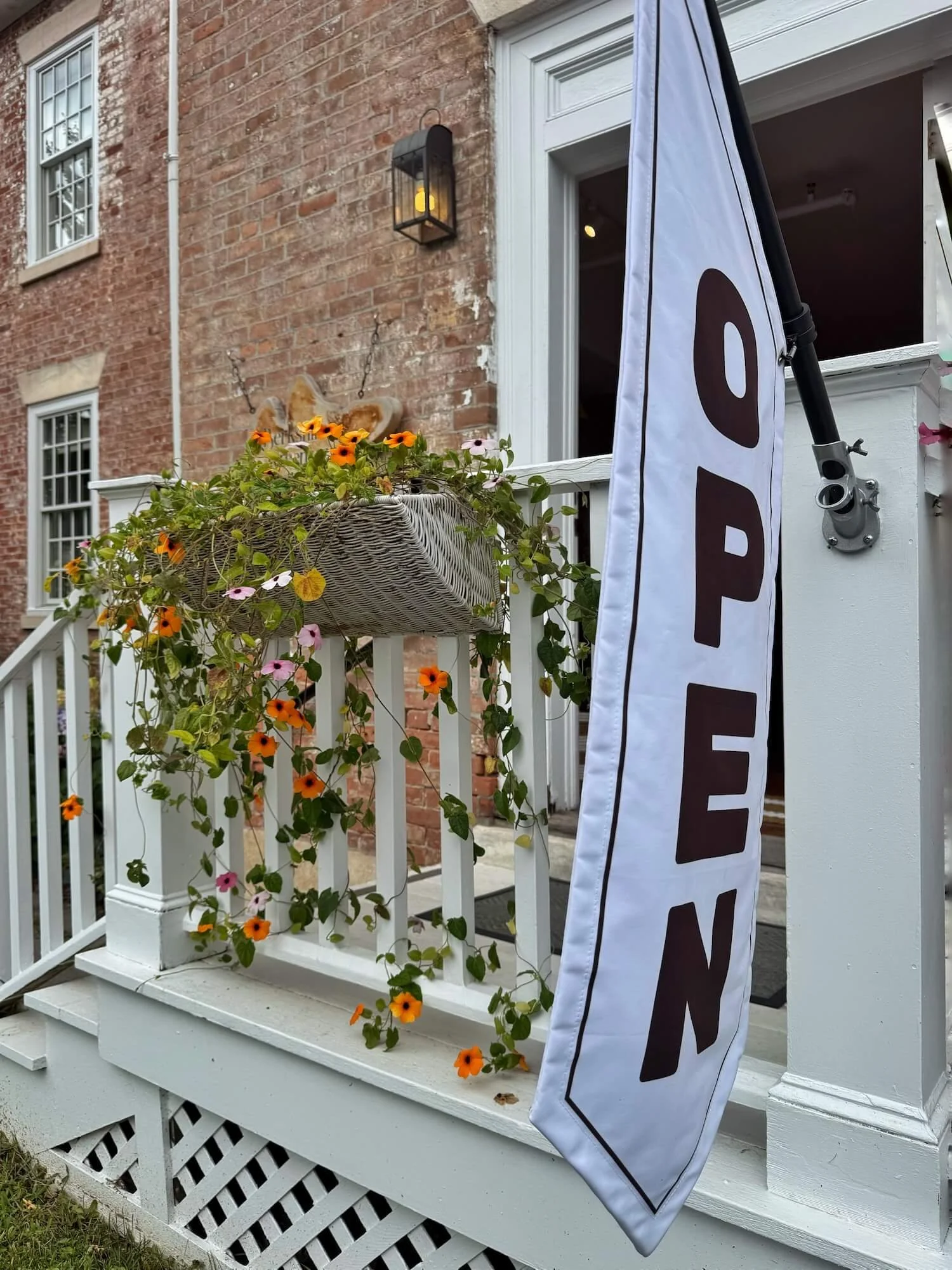 L shop entry porch.jpeg