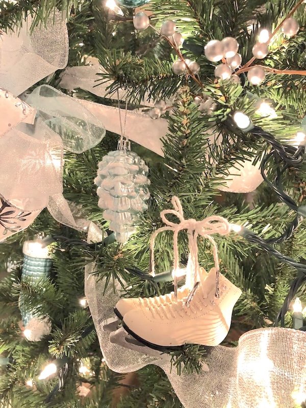 A feather Christmas tree: Holidays glamour - Holiday Decor