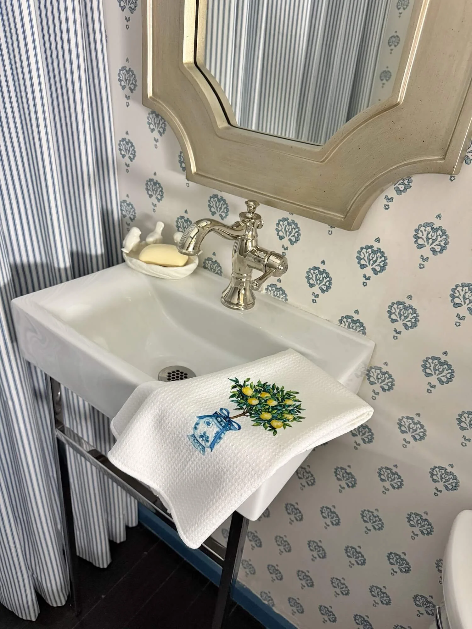 powder room sink detail