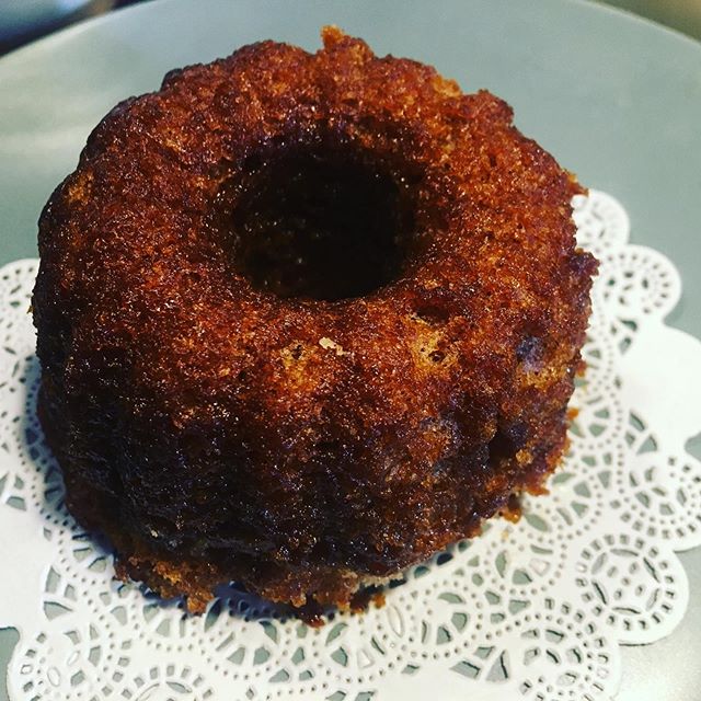 Moist and yummy individual sized honey cakes. Delicious today and especially for Rosh Hashanah!
#RoshHashanah #HoneyCake #MuddyWater #TarrytownCoffeeAndCake #HappyNewYear